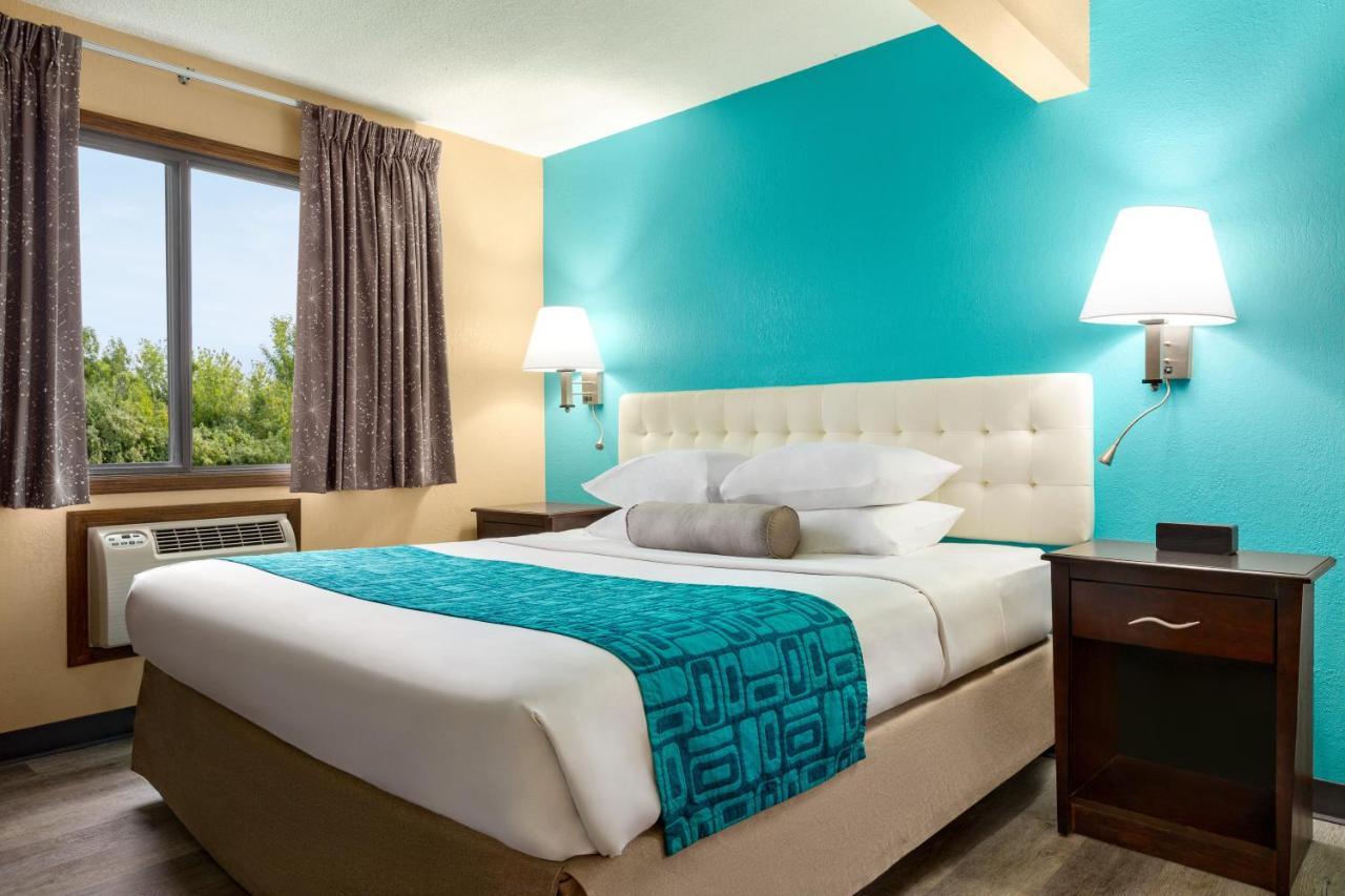 Howard Johnson By Wyndham Waterloo/Cedar Falls Екстериор снимка