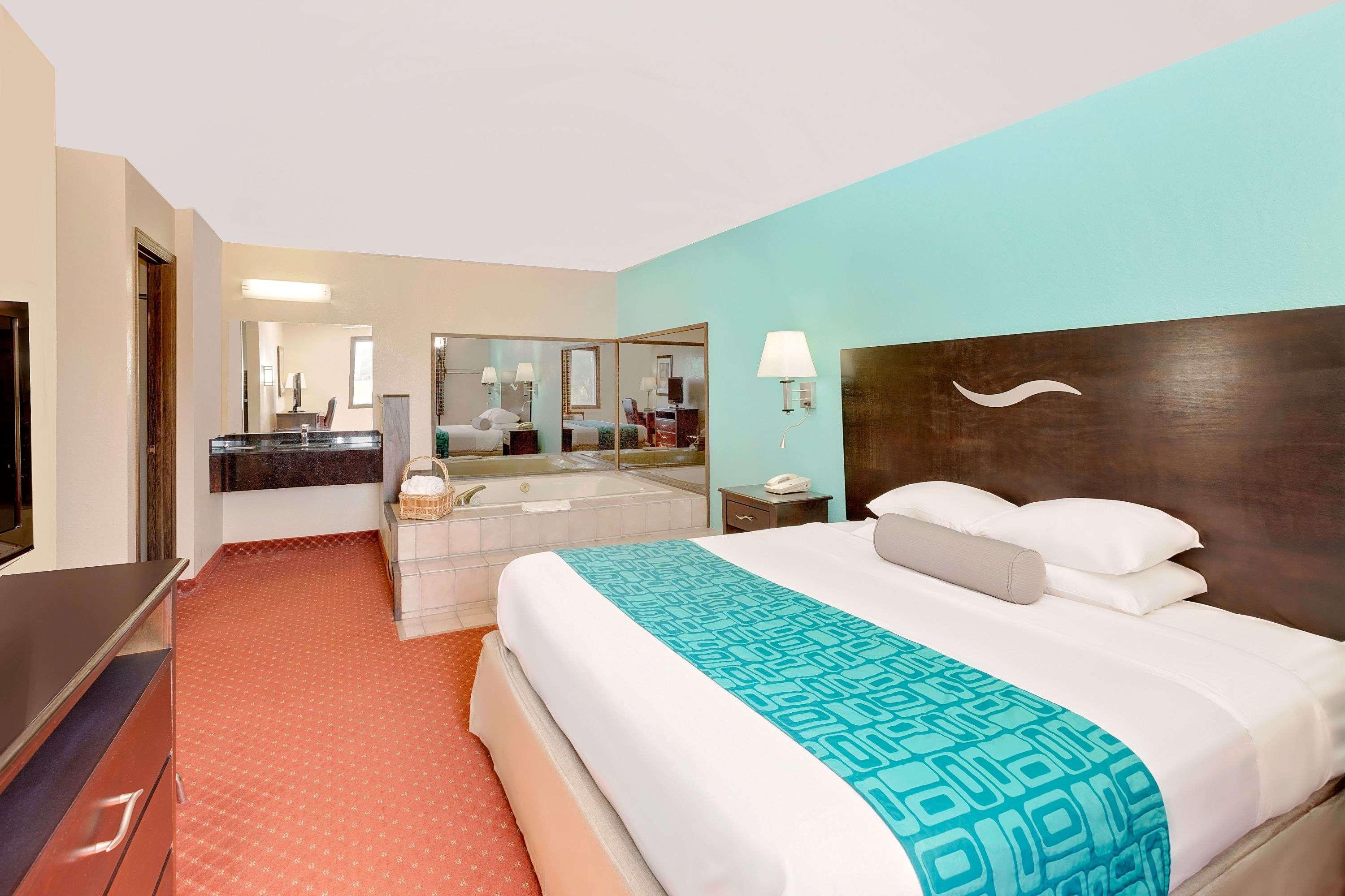 Howard Johnson By Wyndham Waterloo/Cedar Falls Екстериор снимка