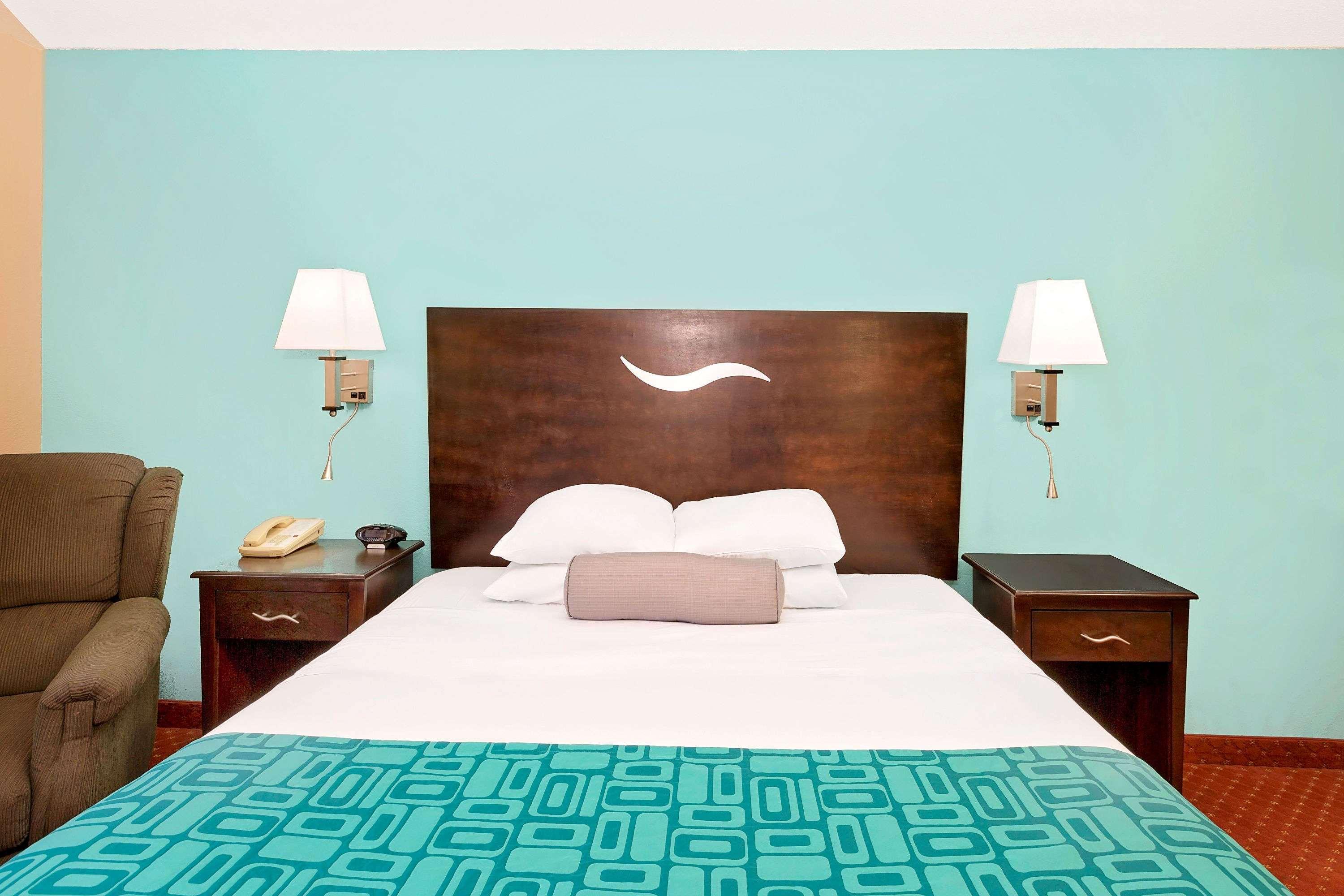 Howard Johnson By Wyndham Waterloo/Cedar Falls Екстериор снимка