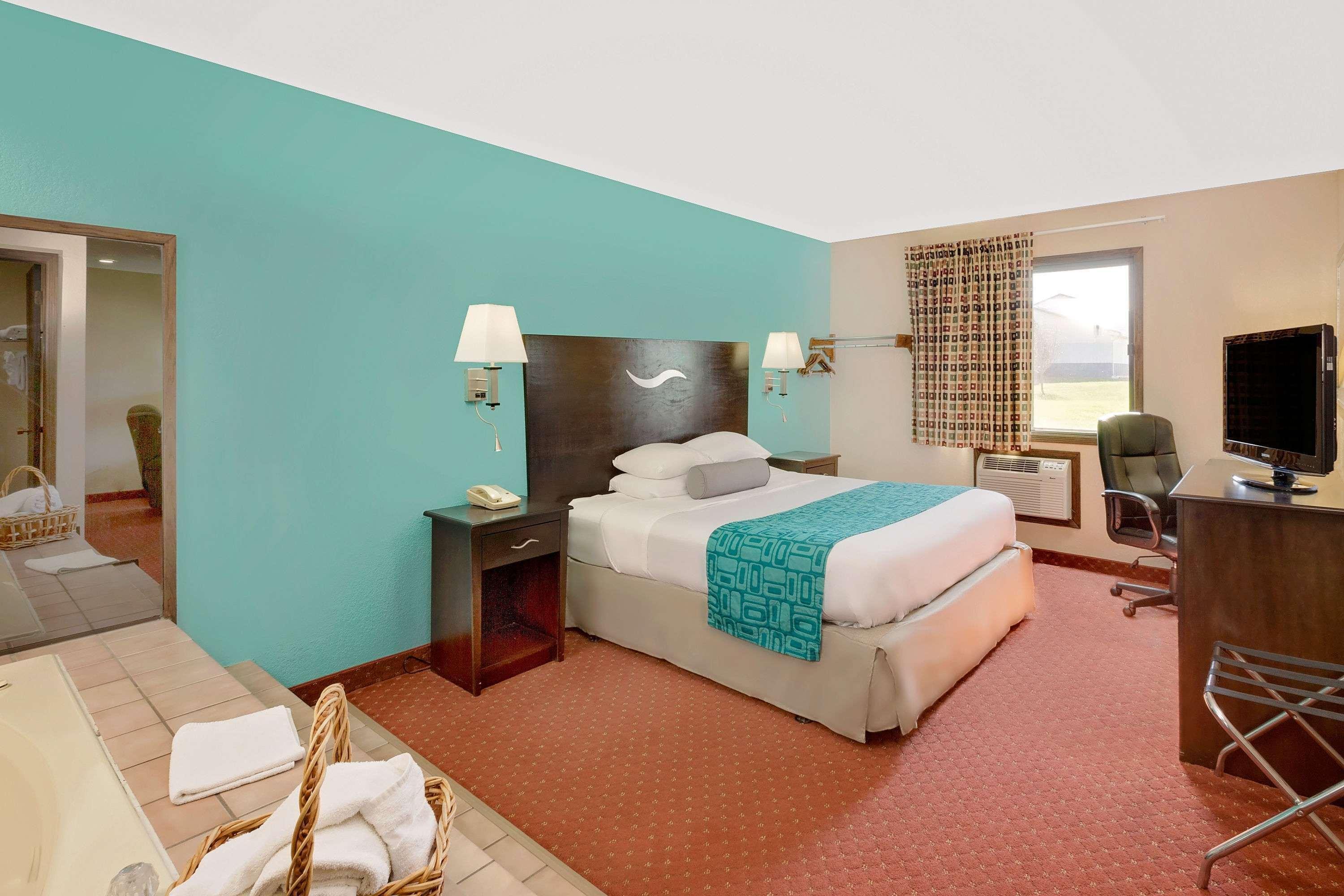 Howard Johnson By Wyndham Waterloo/Cedar Falls Екстериор снимка