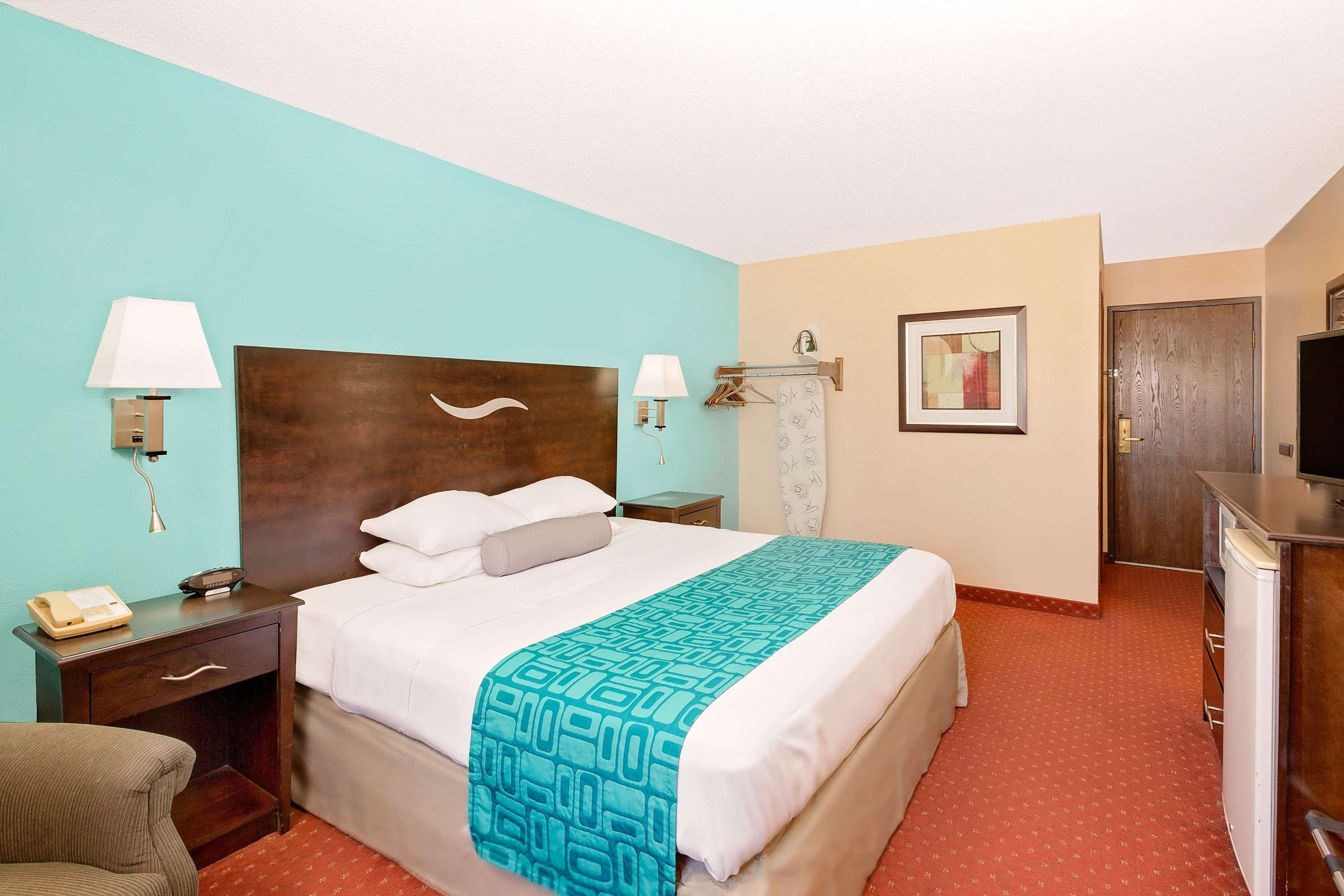 Howard Johnson By Wyndham Waterloo/Cedar Falls Екстериор снимка