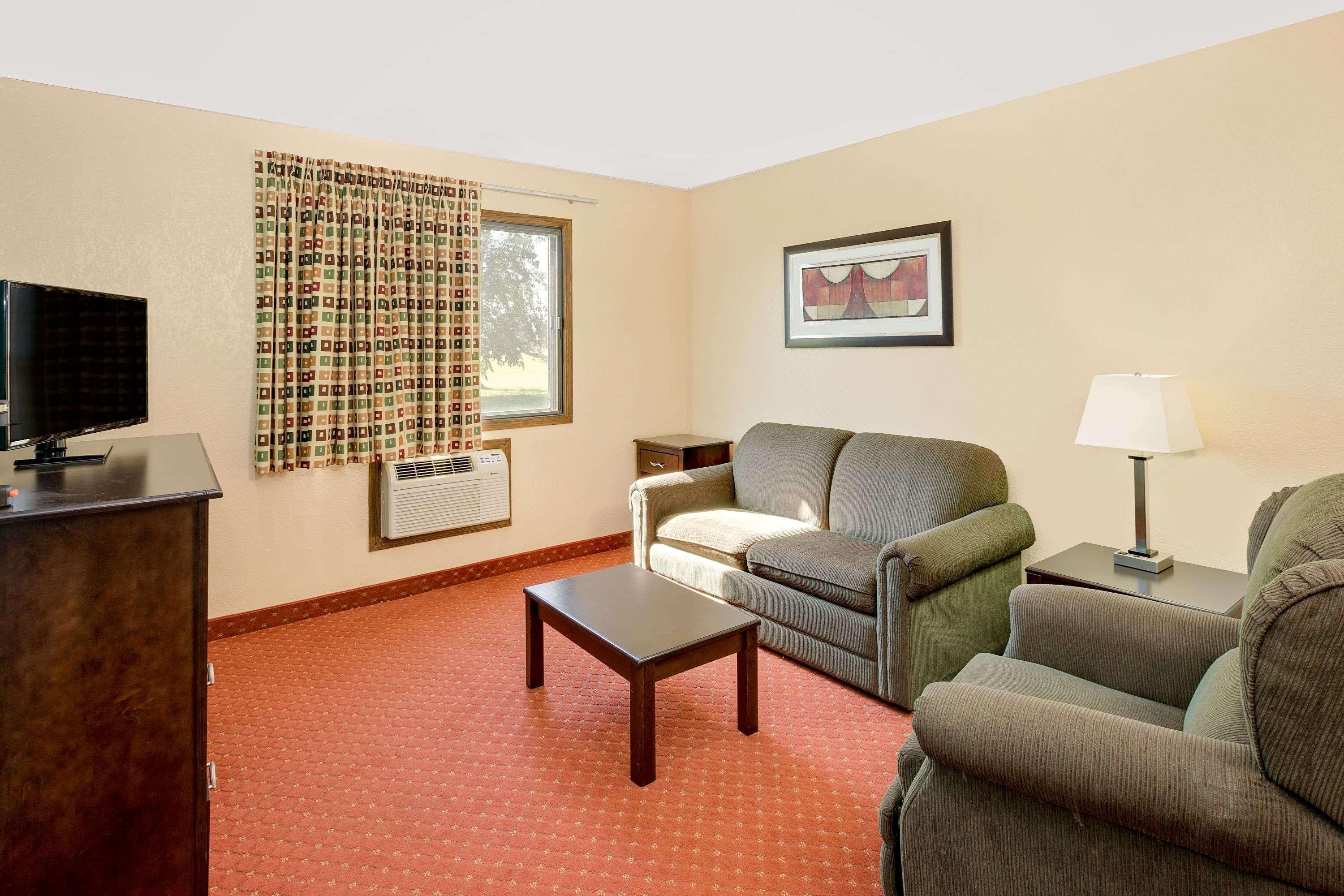 Howard Johnson By Wyndham Waterloo/Cedar Falls Екстериор снимка