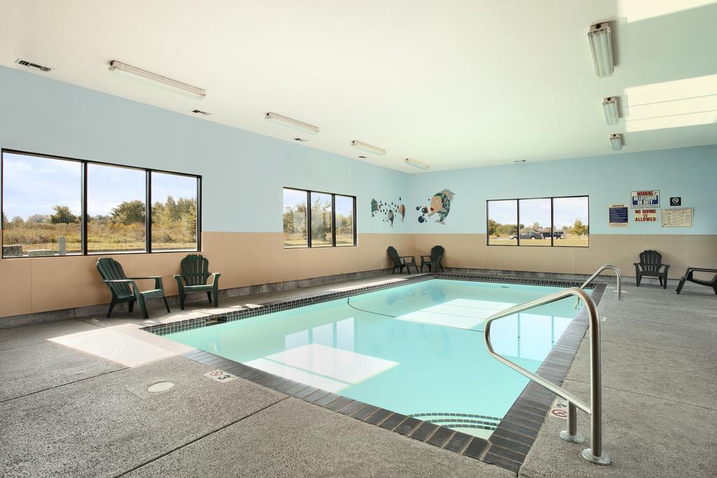 Howard Johnson By Wyndham Waterloo/Cedar Falls Екстериор снимка