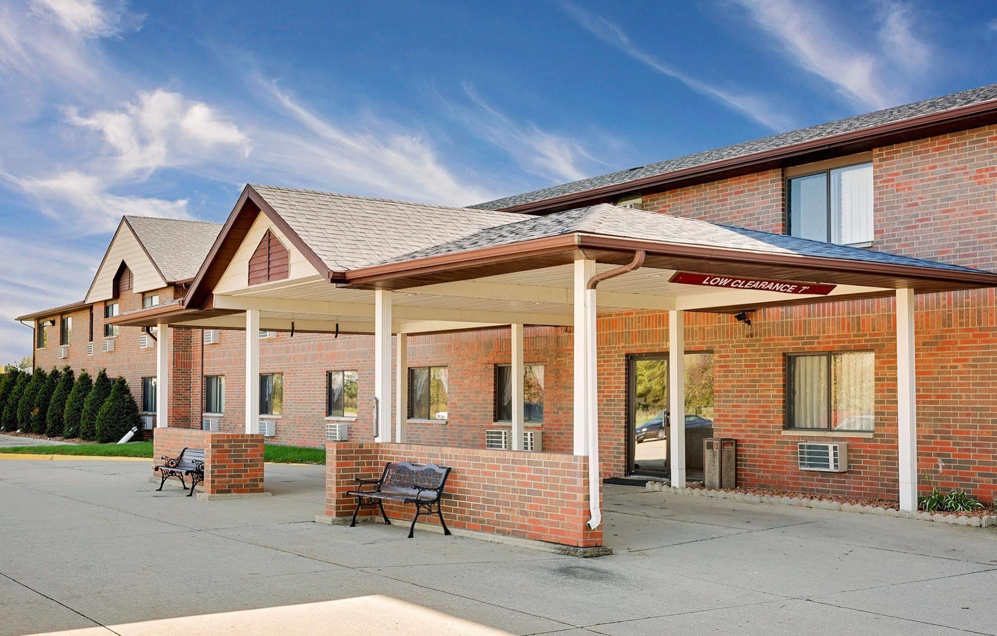 Howard Johnson By Wyndham Waterloo/Cedar Falls Екстериор снимка